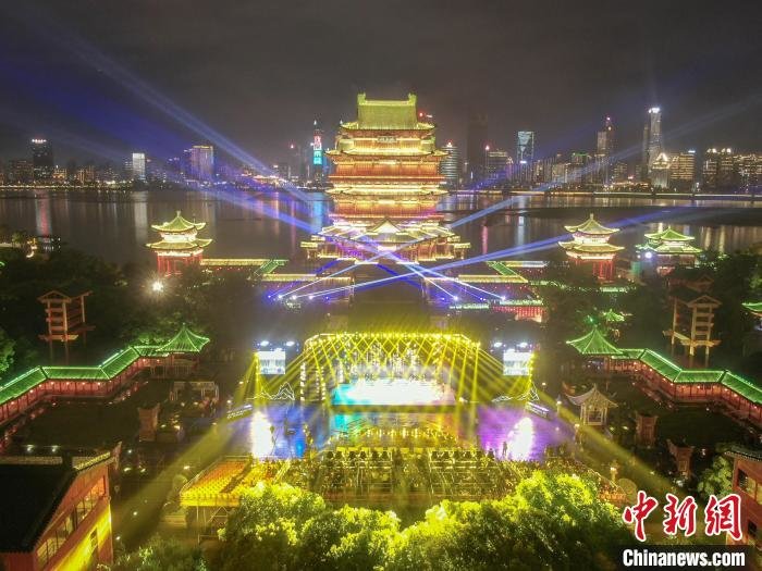 江西南昌“夜经济”促升级：落霞之后高朋满座