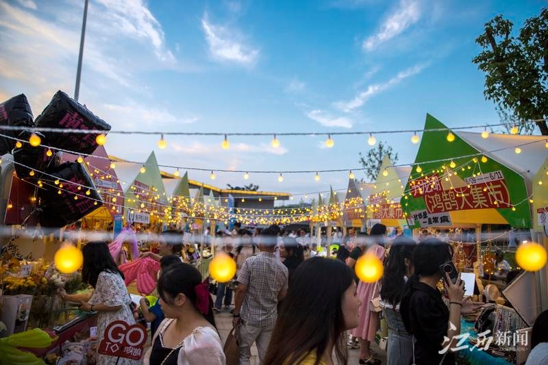 6月10日傍晚，华灯初上的九龙湖&middot;鸿鹄大集市。