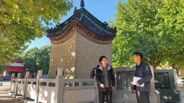 市民参观元次山碑亭。