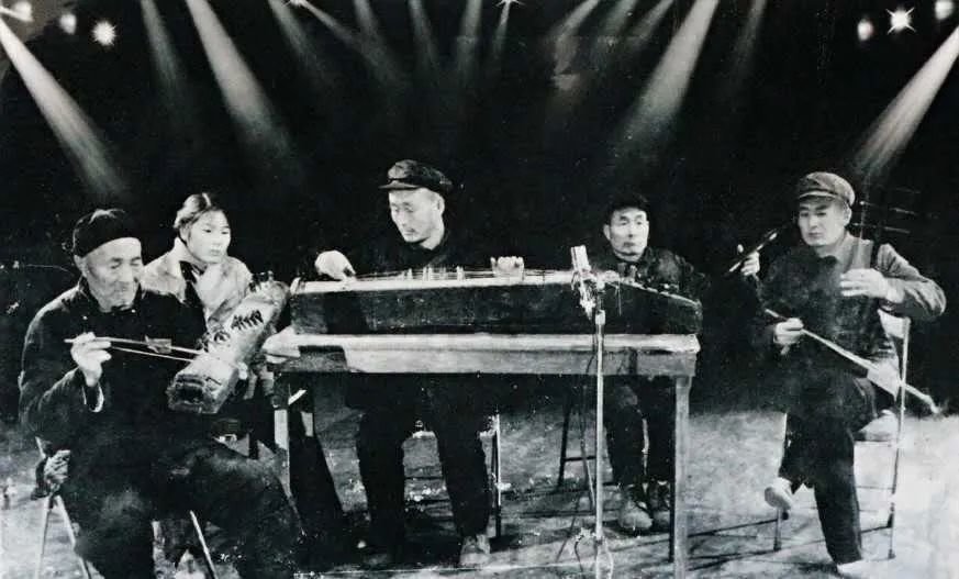 郭梅欣(左)演出留影