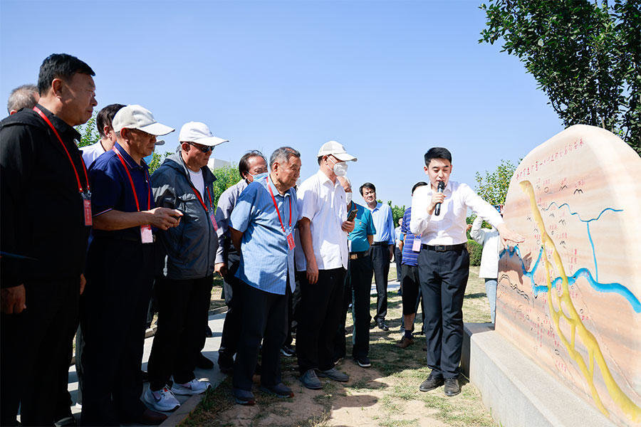 6月10日,与会嘉宾到阳谷县陶城铺三河(黄河、金堤河、大运河)交汇处进行现场观摩。