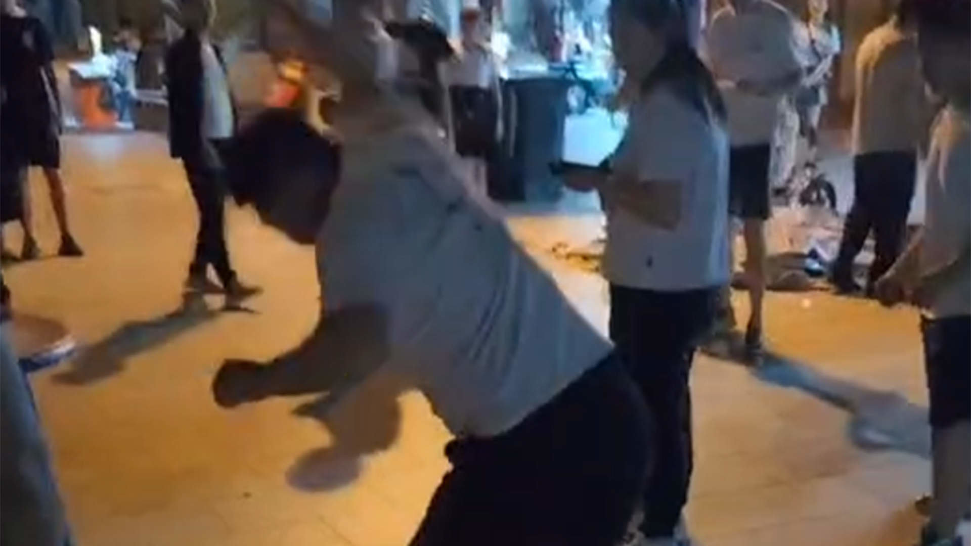 气愤！小孩在路边摊买猫后家长不同意养找商家退猫遭拒后孩子爸爸当场将猫摔死