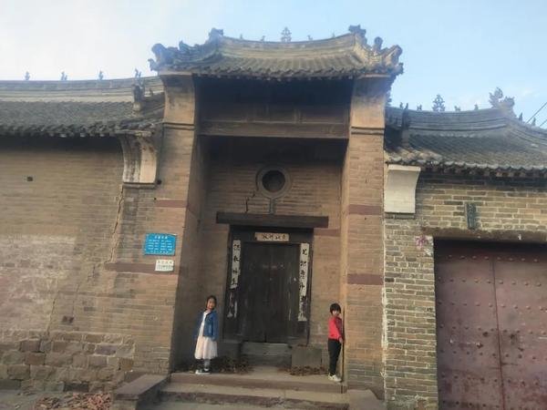 王家大院高大的门楼。