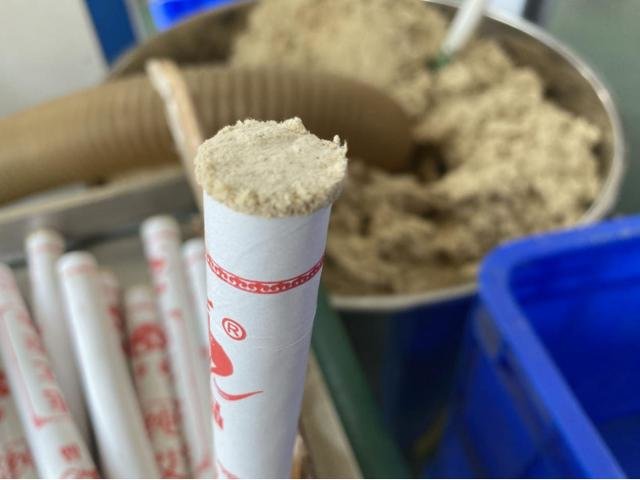 黄金艾绒制作的艾条。李桂兰摄