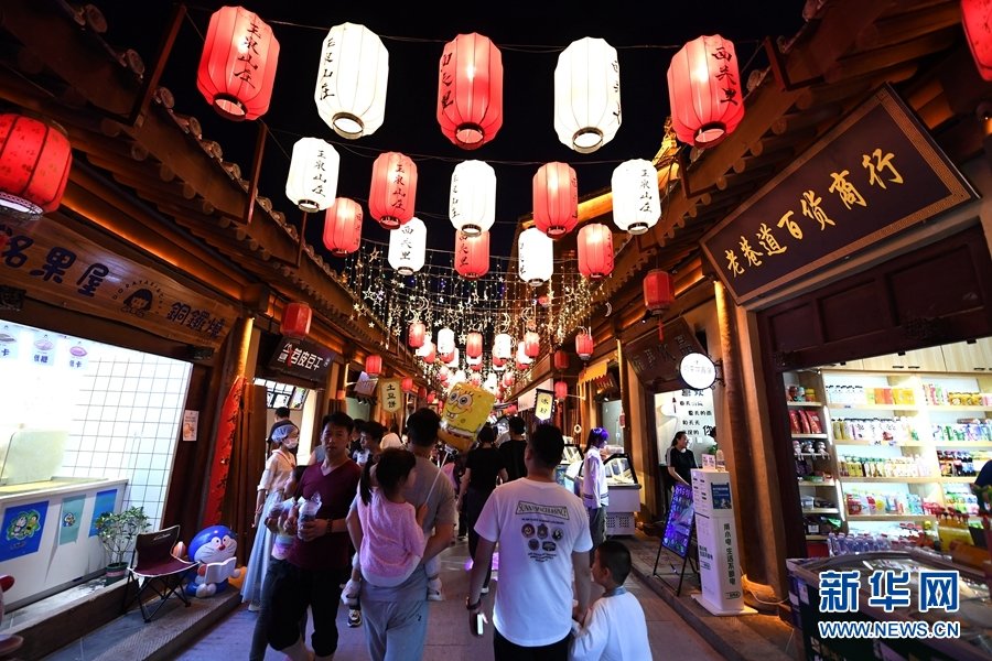 14日晚，甘肃省天水古城吸引无数游客前来“打卡”，品尝各色美食，尽享古城 “夜经济”带来的惬意。新华网发（李旺旺 摄）