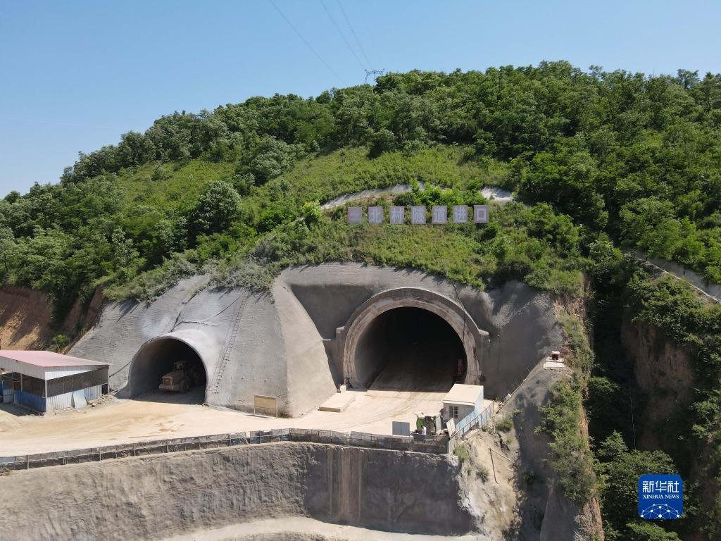 黄土梁隧道图片