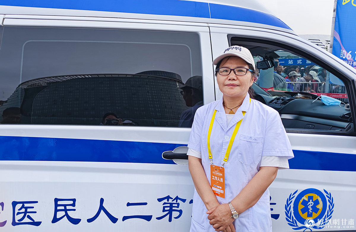 从参赛者到医疗保障人员,不变的是魏女士对兰州马拉松的热爱。陈子怡 摄