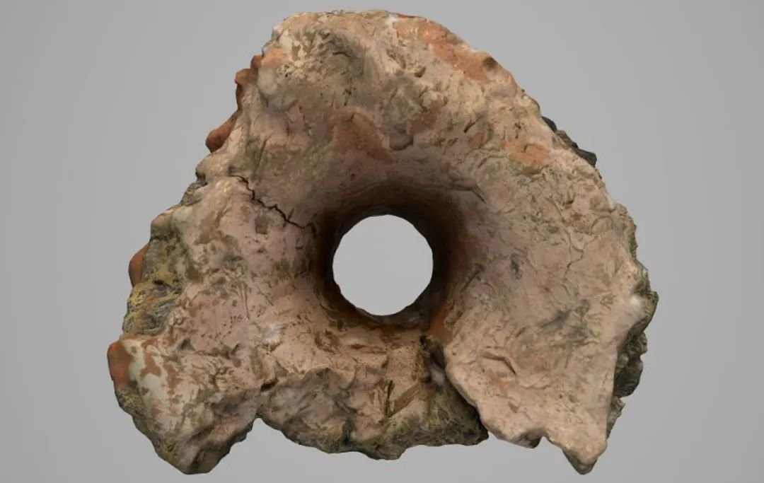 ▲冶铁用鼓风嘴(望城岗冶铁遗址出土)