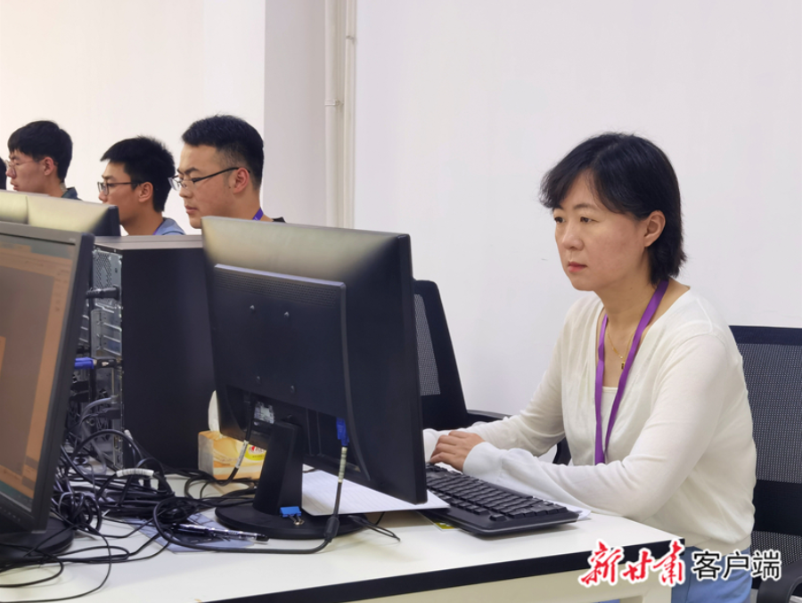 评卷老师聚精会神评卷