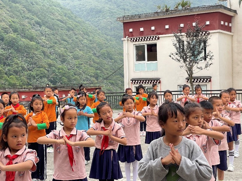 图：学生跟着谢健萍老师练太极功守道