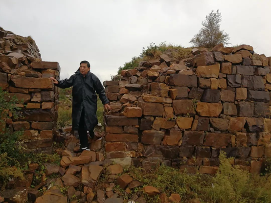 王庆祥介绍闯王寨楚长城(王春生 摄)