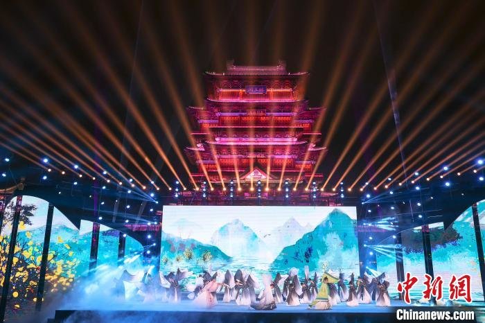 图为“江南名楼”滕王阁前举办的经典诗歌吟唱会。(资料图) 刘力鑫 摄