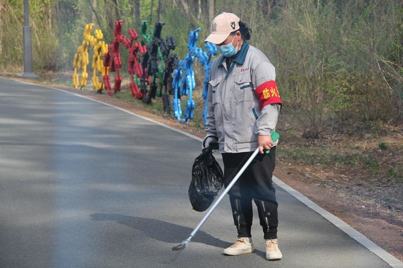 净月潭景区的保洁队伍人人都是文明宣导员、传播员，在大家的共同努力下，游客文明旅游的意识也在逐步提升。（吴茗摄）