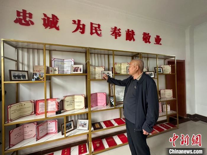 6月初，兰州市榆中县夏官营镇高墩营村党总支书记兼村委会主任钱其峰在村里的荣誉室。戴文昌 摄