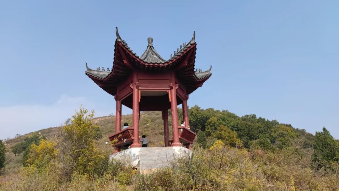 鲁峰山上的观景亭