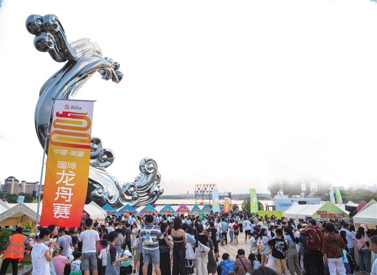 6月10日傍晚，九龙湖&middot;鸿鹄大集市人潮涌动。 本报全媒体记者 涂星星摄