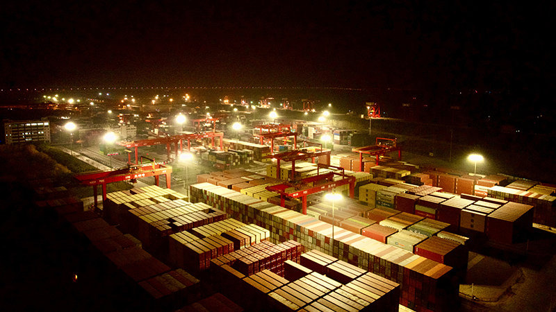 夜色下的芜湖港。芜湖市交通运输局供图