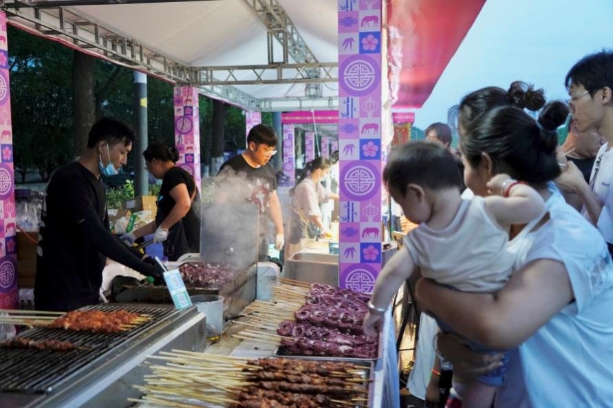 小朋友在美食前看得入神。