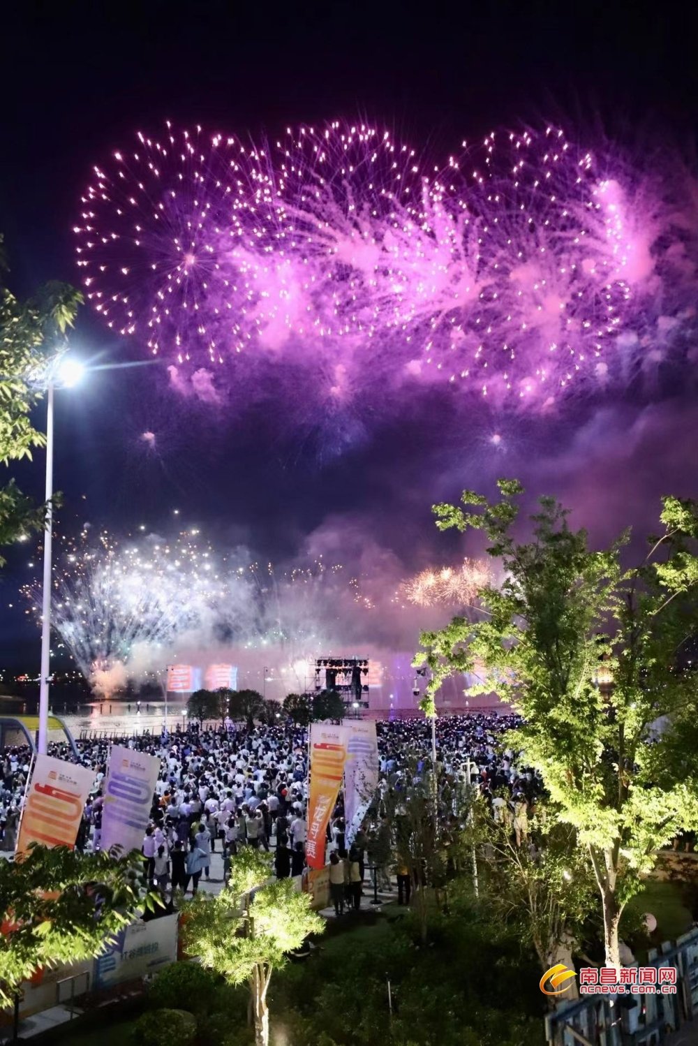 南昌九龙湖畔上演水幕烟花秀 绚丽光影点亮夜空(图)