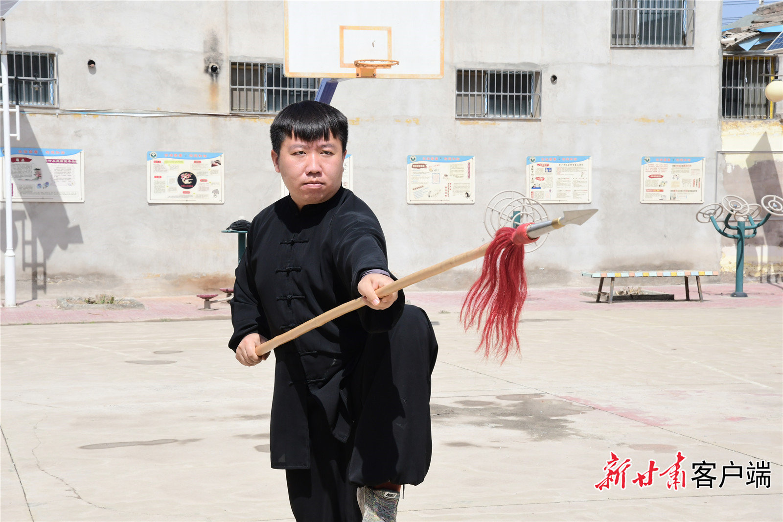 刘克忠在练习八门拳中的“高家枪”