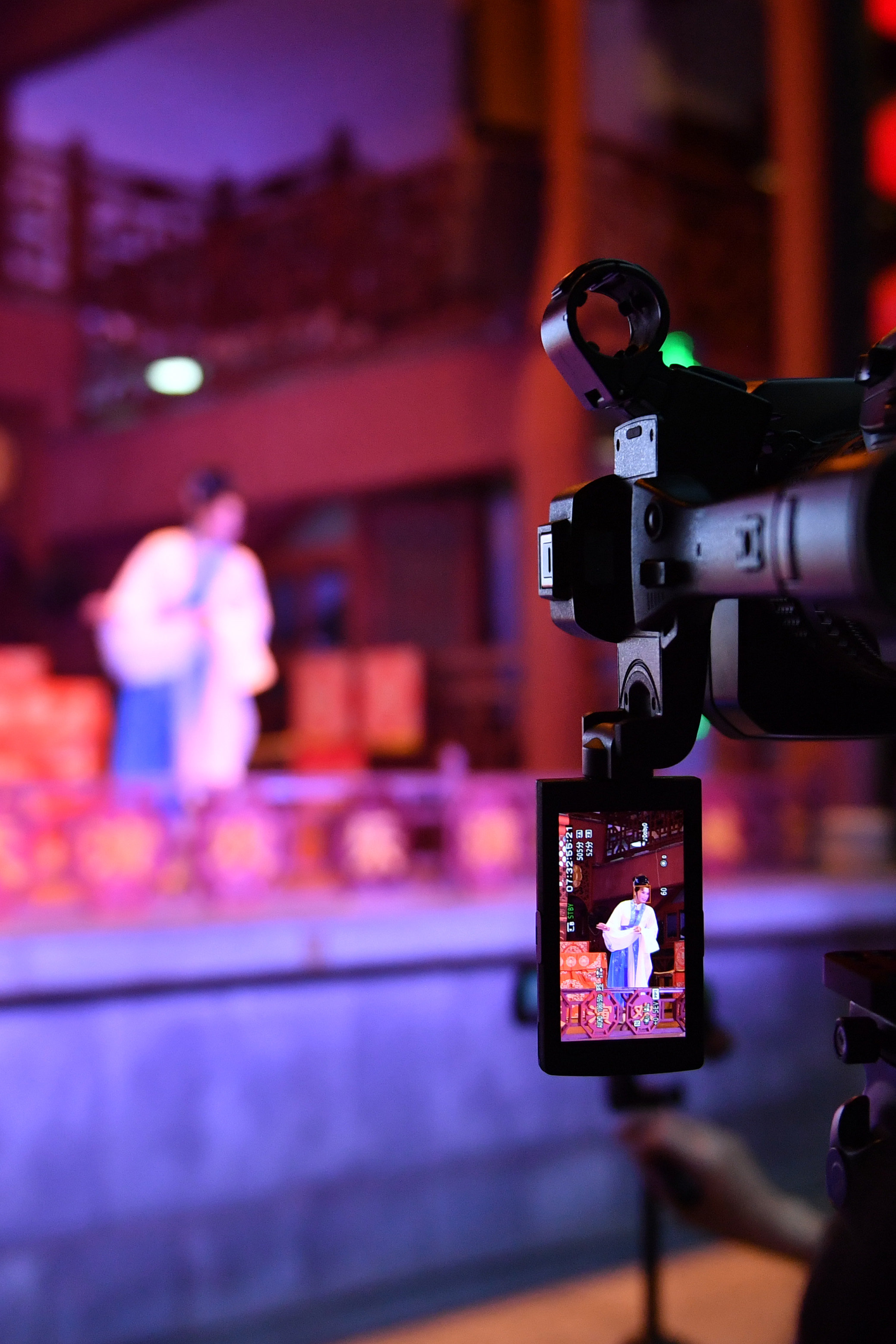 6月5日，在长沙市坡子街火宫殿，长沙市花鼓戏保护传承中心的演出正在直播。 新华社记者 陈振海 摄