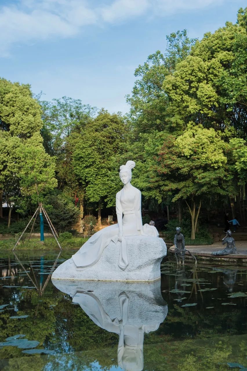 出西施",西施浣纱沉鱼的典故可谓无人不知无人不晓,沿浣纱江逶迤排开