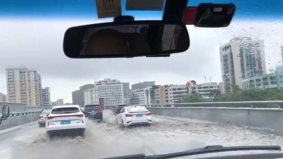 市民投诉雨天高架桥也积水，管养人员：垃圾堵住排水口