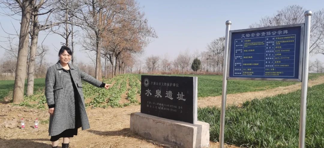 ▲水泉村党支部书记王菊红介绍水泉遗址保护区