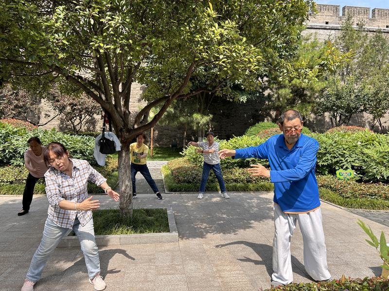 雷师傅（着蓝衣者）在和大家一起健身
