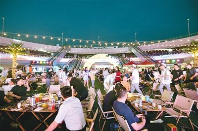 市民在奥体星空夜市享受夏夜风情