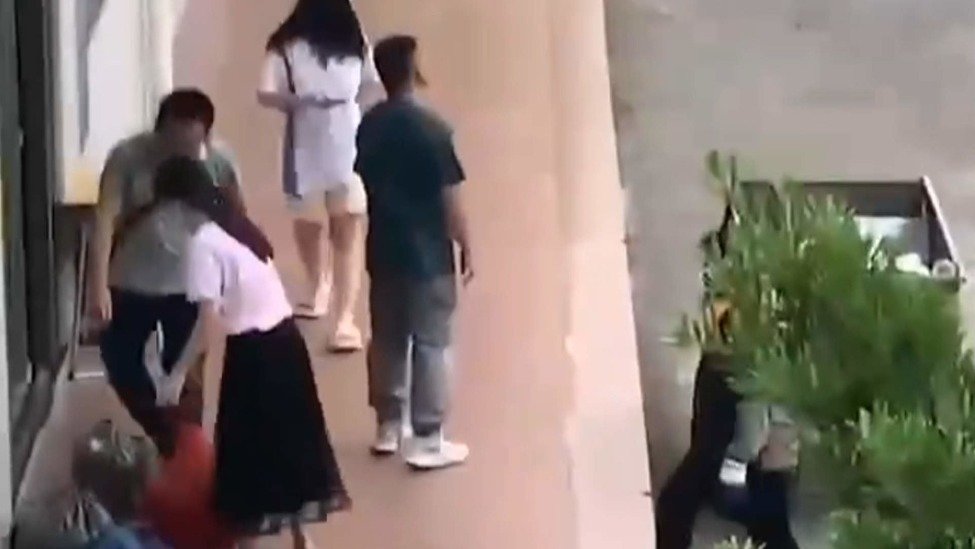 老师把学生外卖全扔垃圾桶，学校回应