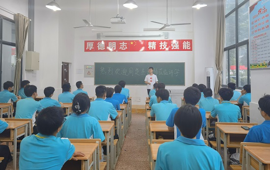 周楚杰对机械工程系精英班学生进行交流辅导