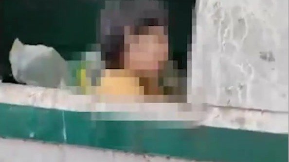 武汉一小女孩站垃圾箱里翻垃圾，社区：有智力障碍家人管不住