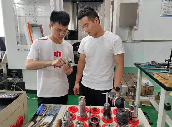 周楚杰与我院邓理老师进行技术交流