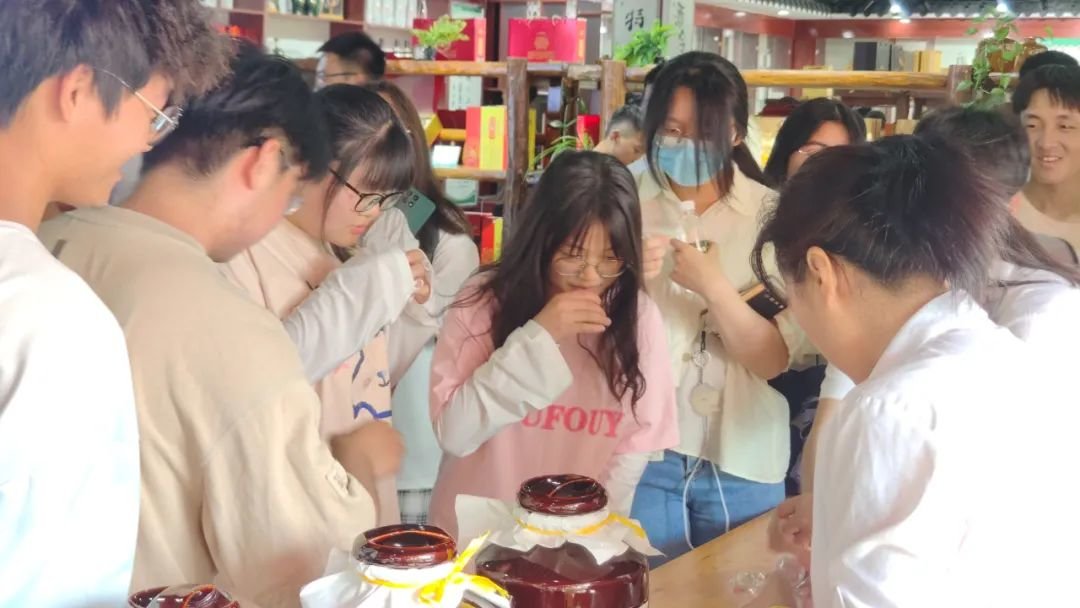 ▲同学们学习如何品评白酒