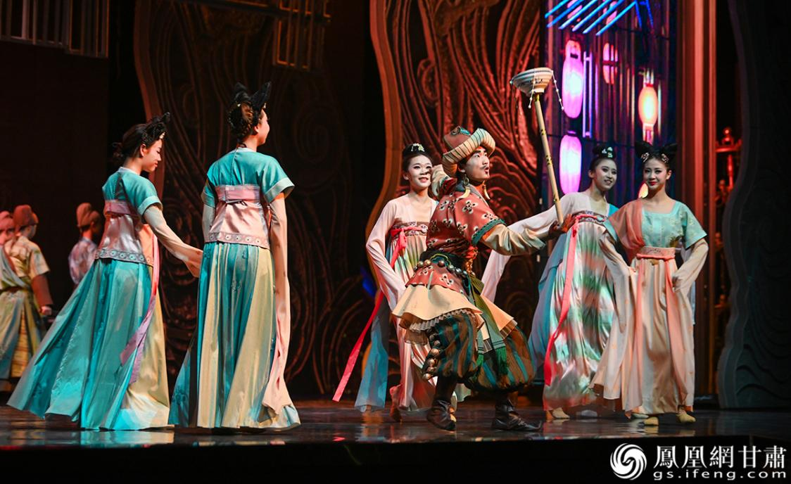 通过演绎多种敦煌舞蹈，配合取材自敦煌古乐谱和西域曲调的剧目乐曲，《乐动敦煌》还原了敦煌壁画中的乐舞盛景。杨艺锴 摄