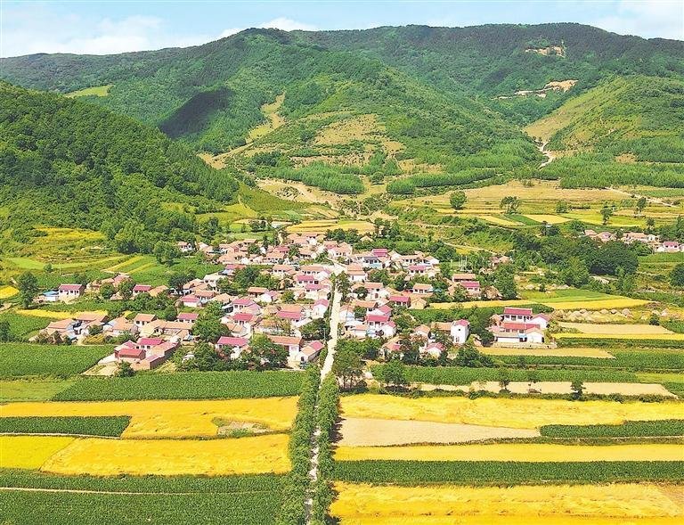 群山环抱中的华亭市西华镇阳关村邓家塬组 新甘肃&middot;甘肃日报通讯员 朱兴明