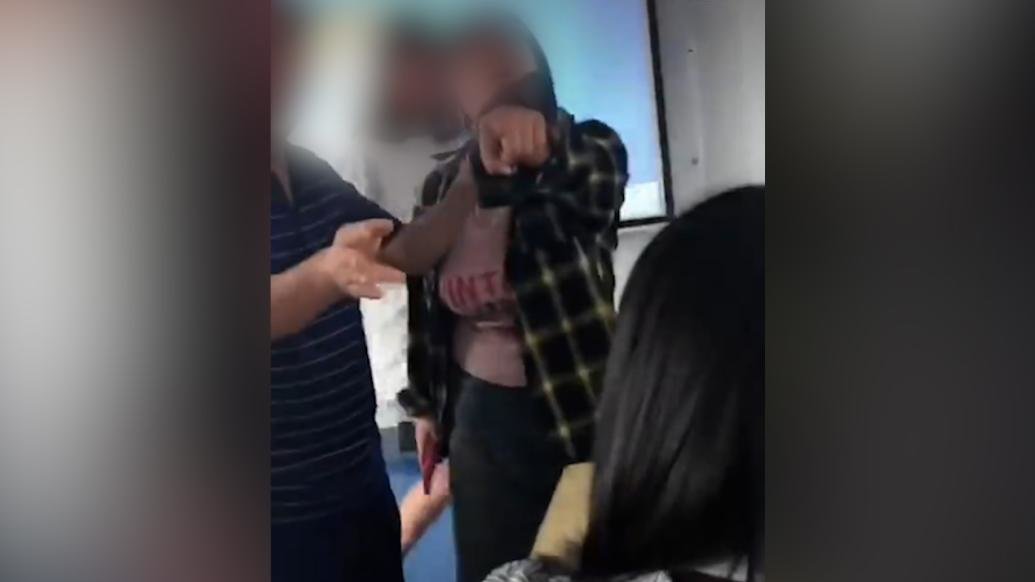 男生制止校园霸凌遭女生辱骂围堵？学校通报：警方已介入_凤凰网视频_凤凰网