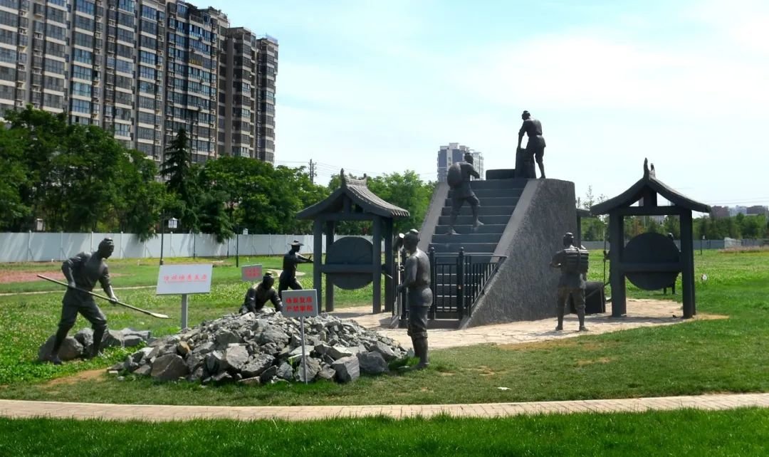 ▲望城岗冶铁遗址文化园内的模拟冶铁雕塑