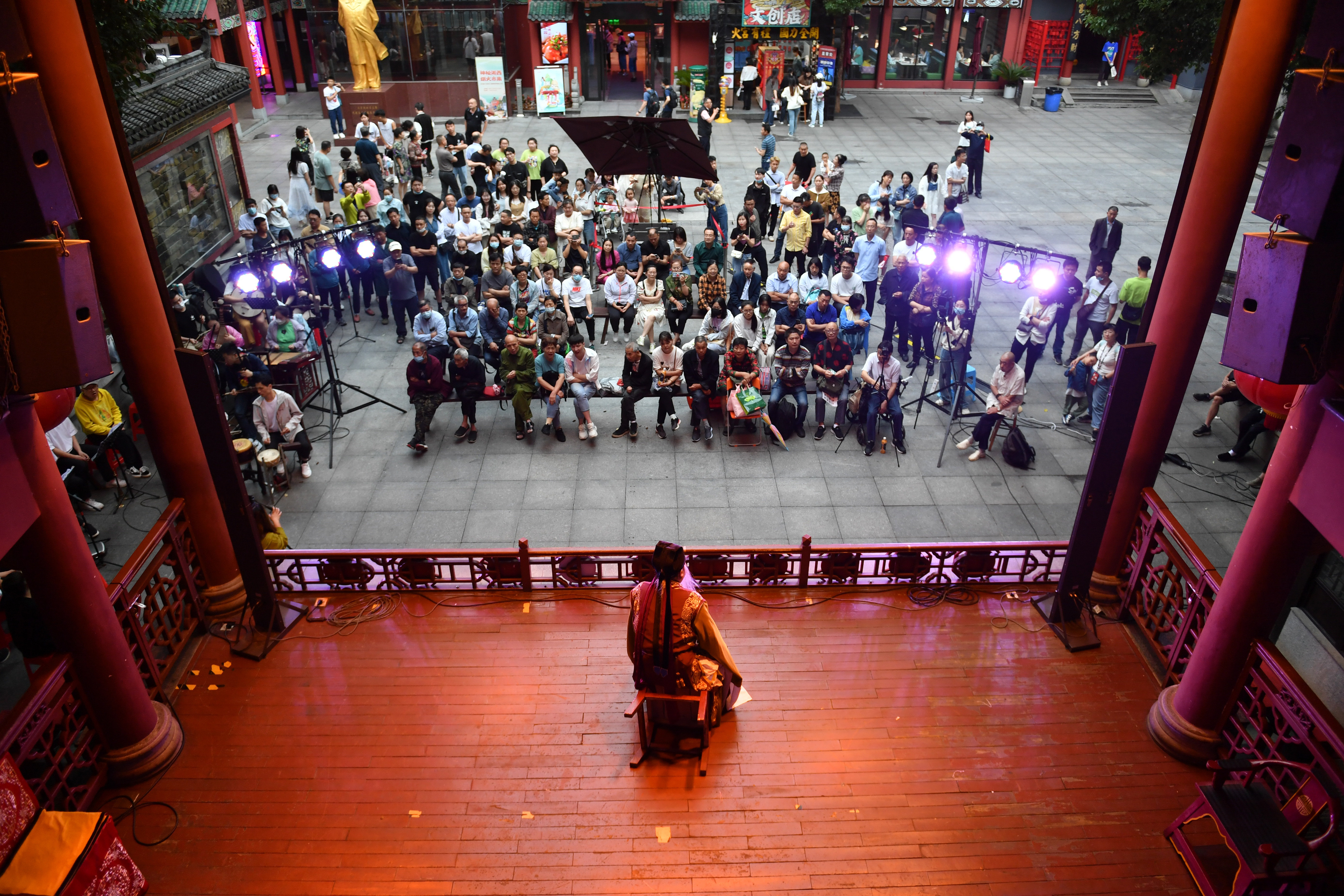 6月5日，游客在长沙市坡子街火宫殿观看长沙市花鼓戏保护传承中心表演。新华社记者 陈振海 摄
