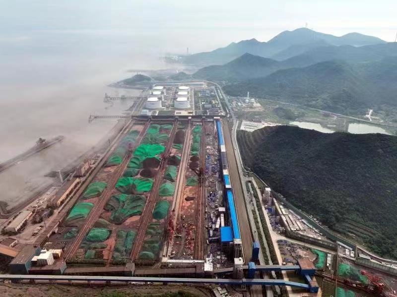 宁波舟山港中宅自动化混配矿项目主体完工