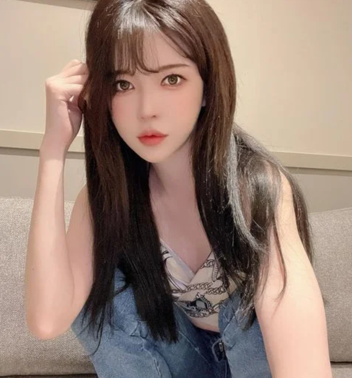 韩国美女网红边娥英柬埔寨旅游去世！身裹红布被扔水沟，满身伤痕累累