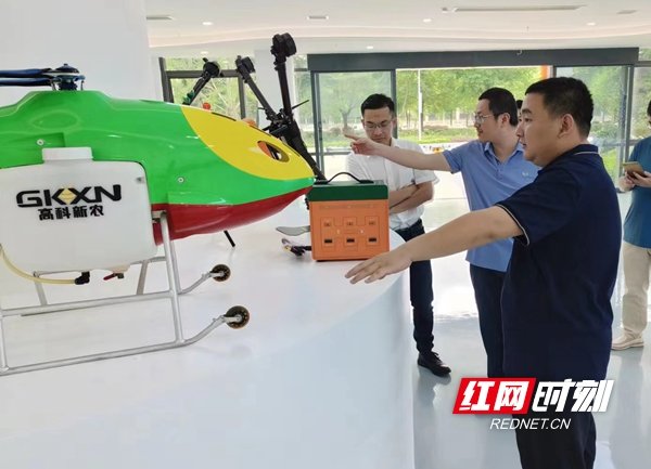湖南植保无人机技术有限公司董事长王魁广（右一）给客人介绍无人机产品。