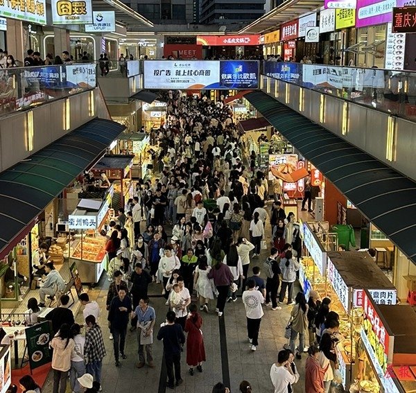 ▲高考后，南昌万达金街热闹非凡。万雯婷 图