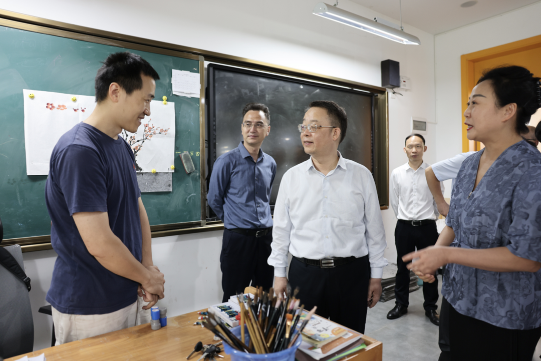 杨晓云调研两江人民小学。朱云卿 摄