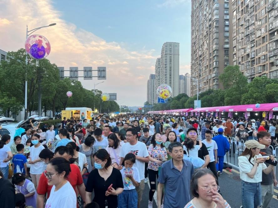 逛市集的人多为家庭组合。