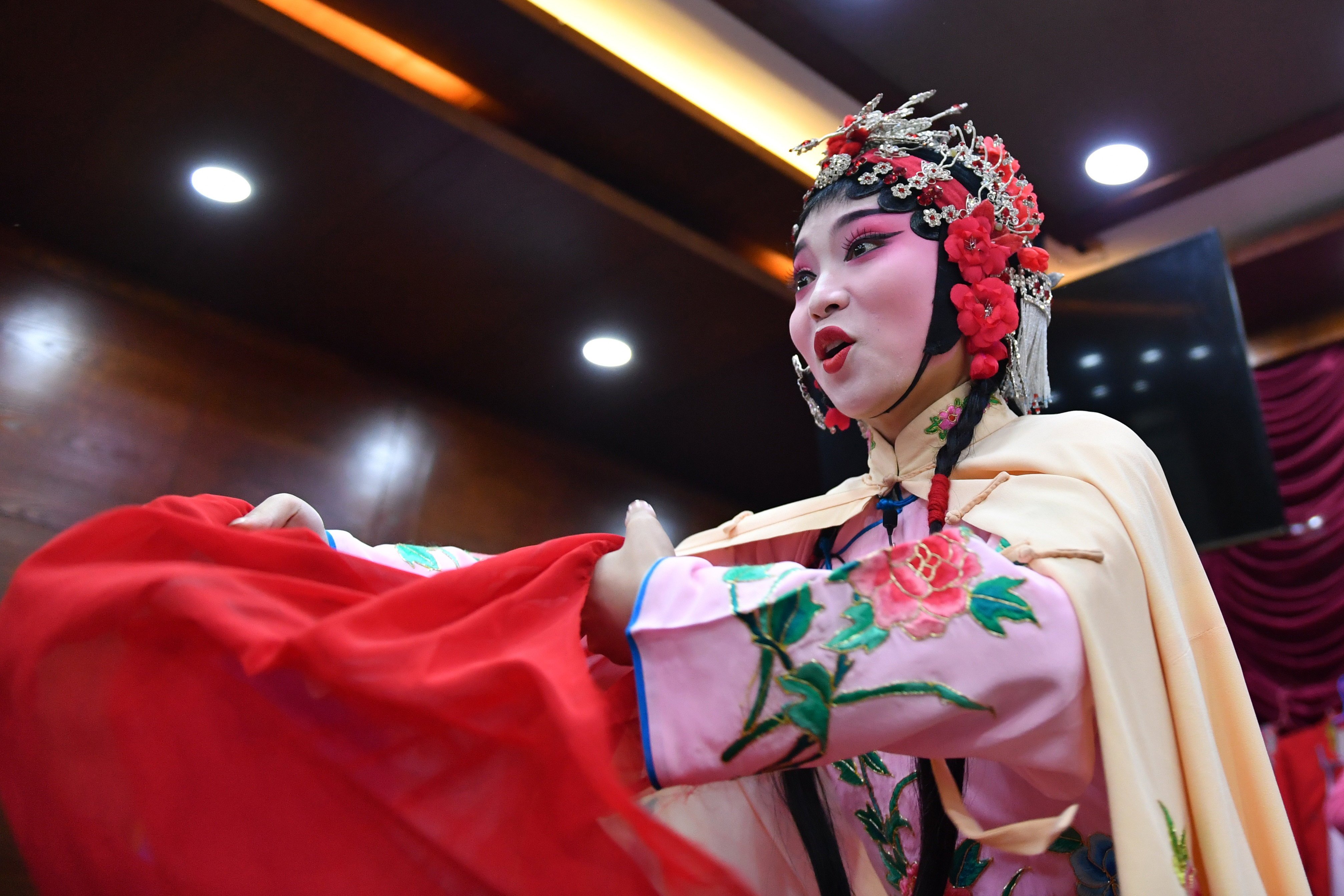 6月5日，在长沙市坡子街火宫殿，长沙市花鼓戏保护传承中心的演员在演出前排练。新华社记者 陈振海 摄