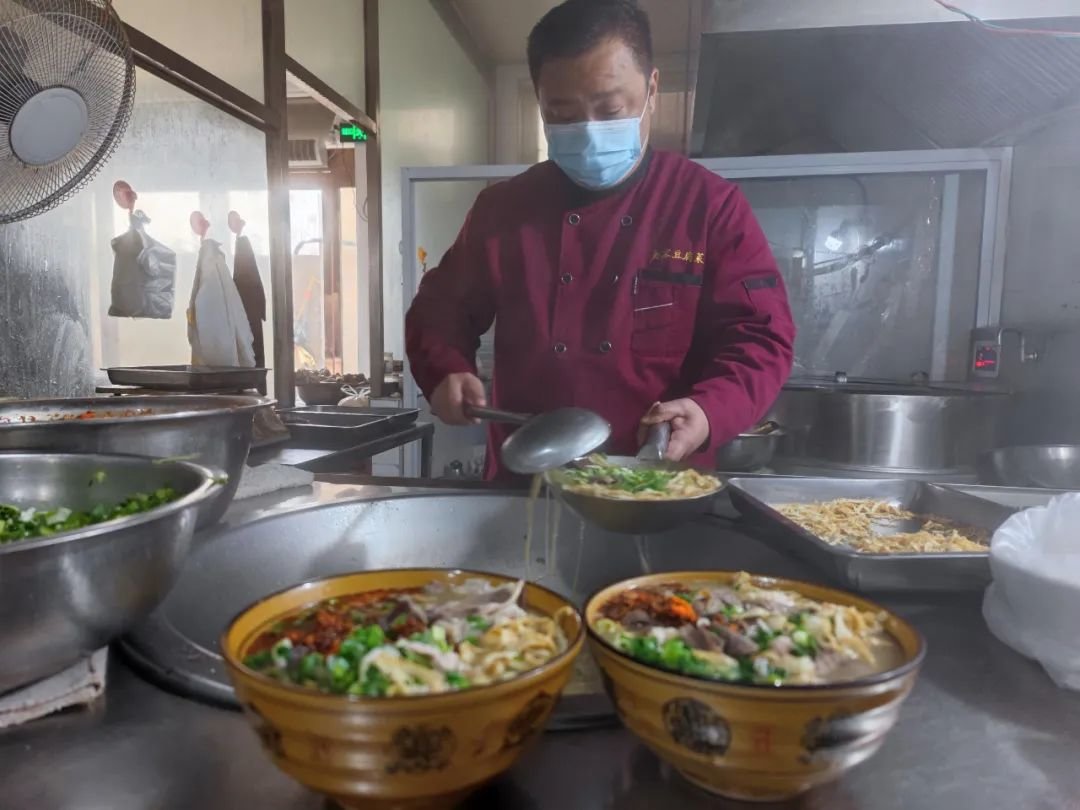 赵凯歌在烹饪豆腐菜