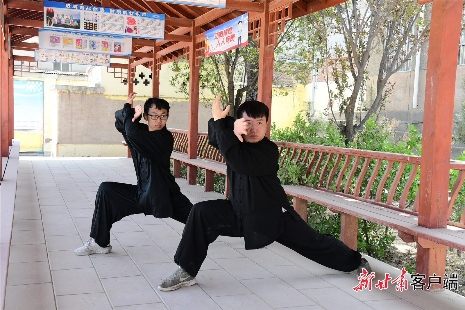 刘克忠和徒弟练习八门拳