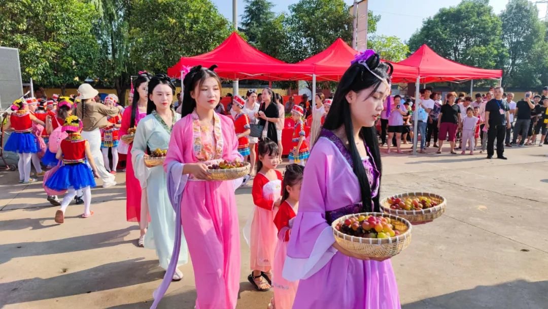 七夕节活动上献“巧果”